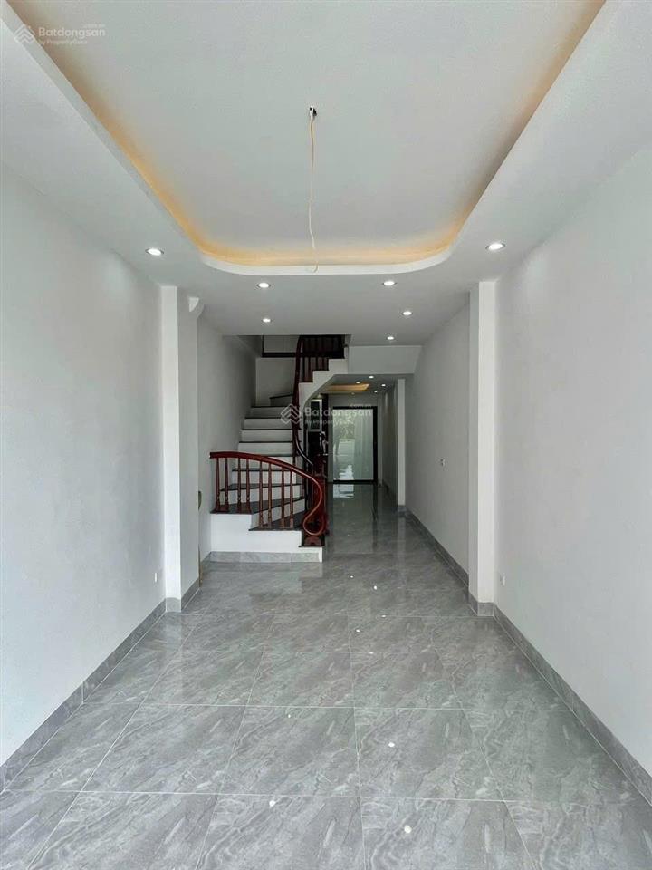 Bán nhà liên mạcô tô lùi cửasổ vuông như tờ a4 mới kính koong