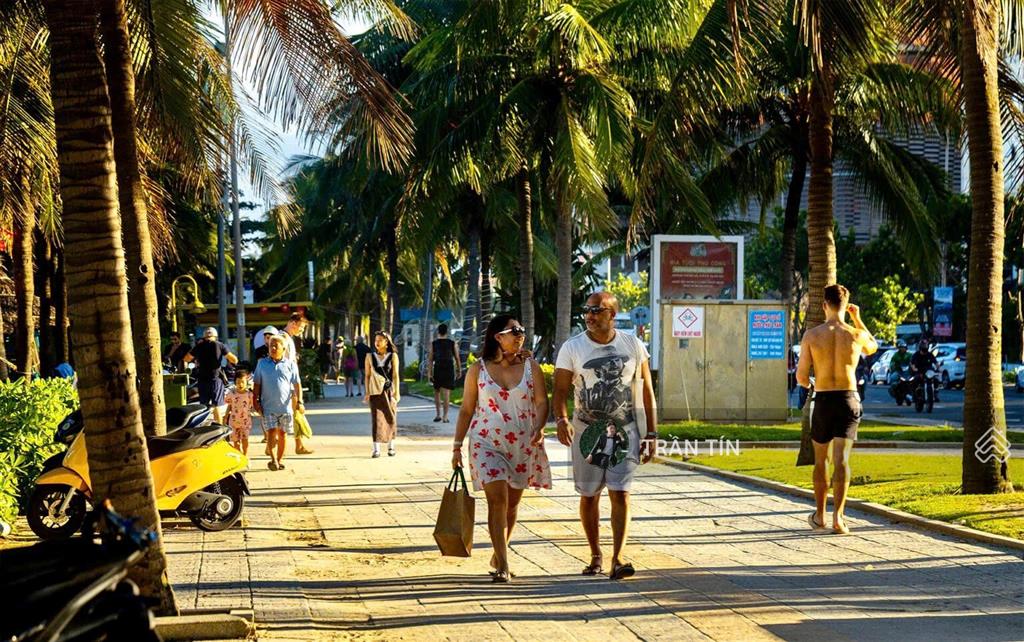 Lô đất mặt tiền đường lê thước. cách biển 400m. diện tích 90m2. giá bán 16 tỷ