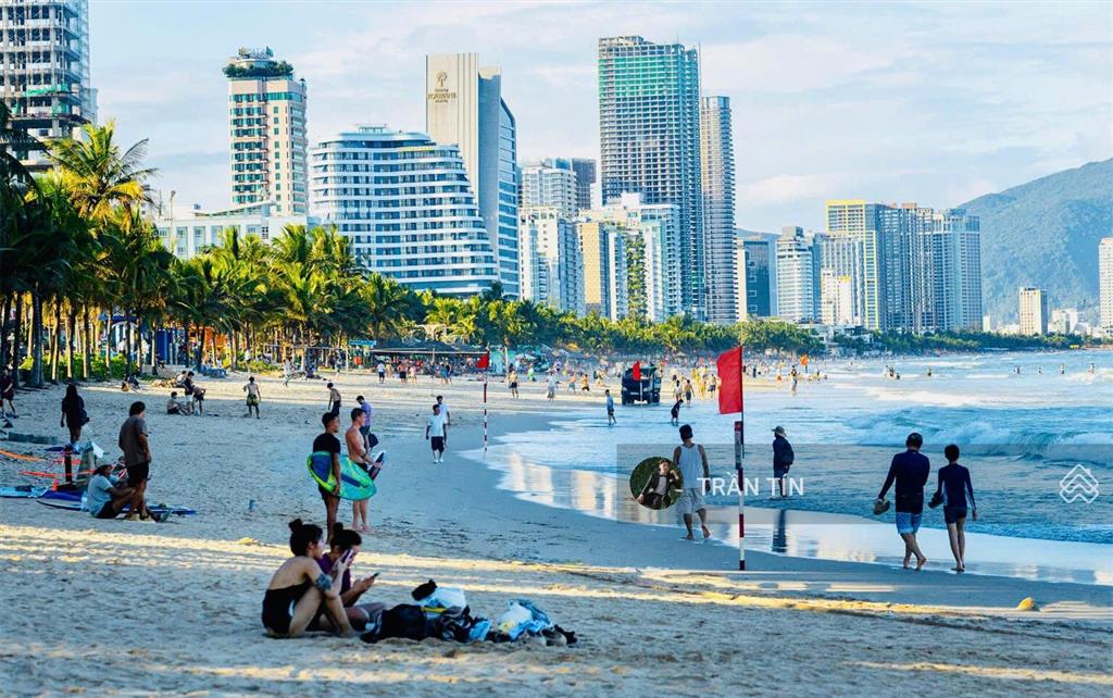 Lô đất mặt tiền đường lê thước. cách biển 400m. diện tích 90m2. giá bán 16 tỷ