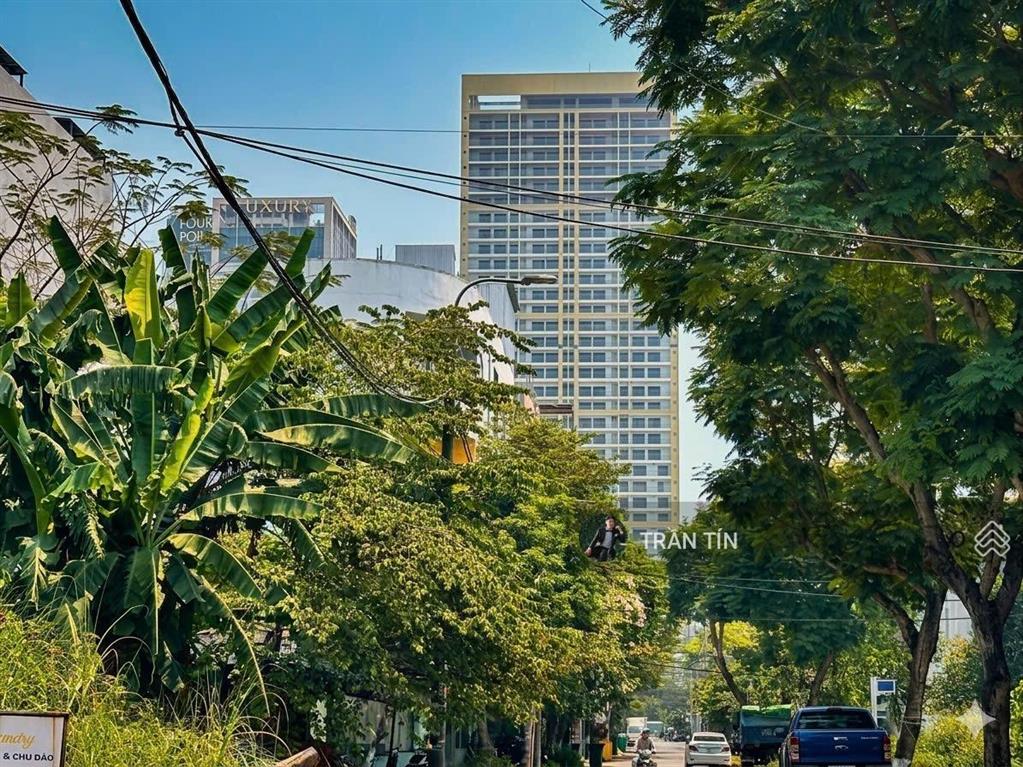 Lô đất mặt tiền đường lê thước. cách biển 400m. diện tích 90m2. giá bán 16 tỷ
