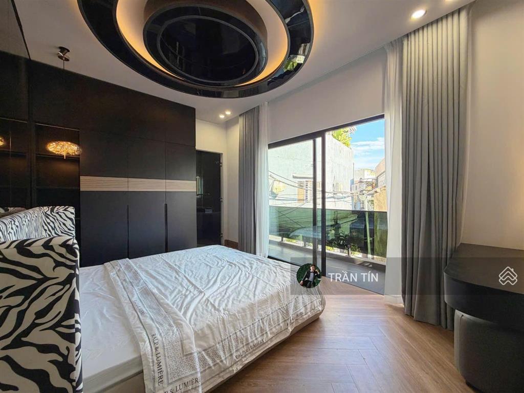Căn nhà mặt phố lê duẩn. khu phố thời trang.