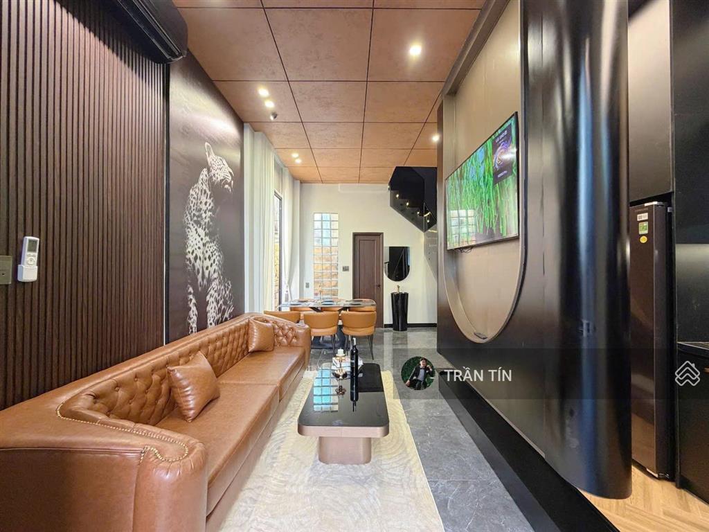 Căn nhà mặt phố lê duẩn. khu phố thời trang.
