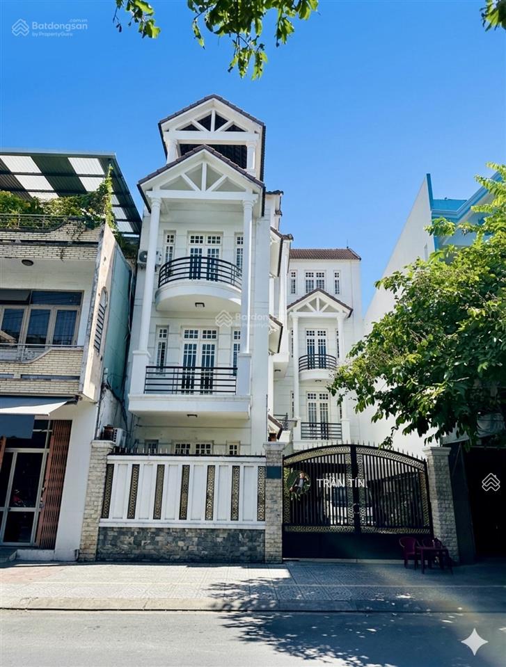Căn nhà mặt tiền đường trần cao vân. tuyến phố kinh doanh sầm uất. cách bãi tắm thanh khê 200m