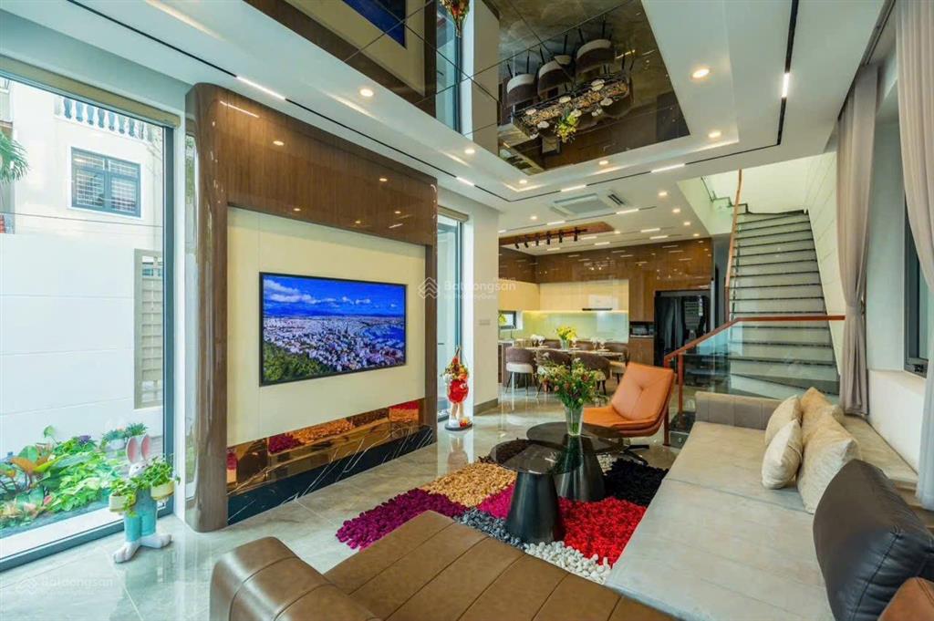 Căn villa góc 2 mặt tiền đường nguyễn sơn & hoá sơn 1. vị trí đẹp cách sông chỉ 100m