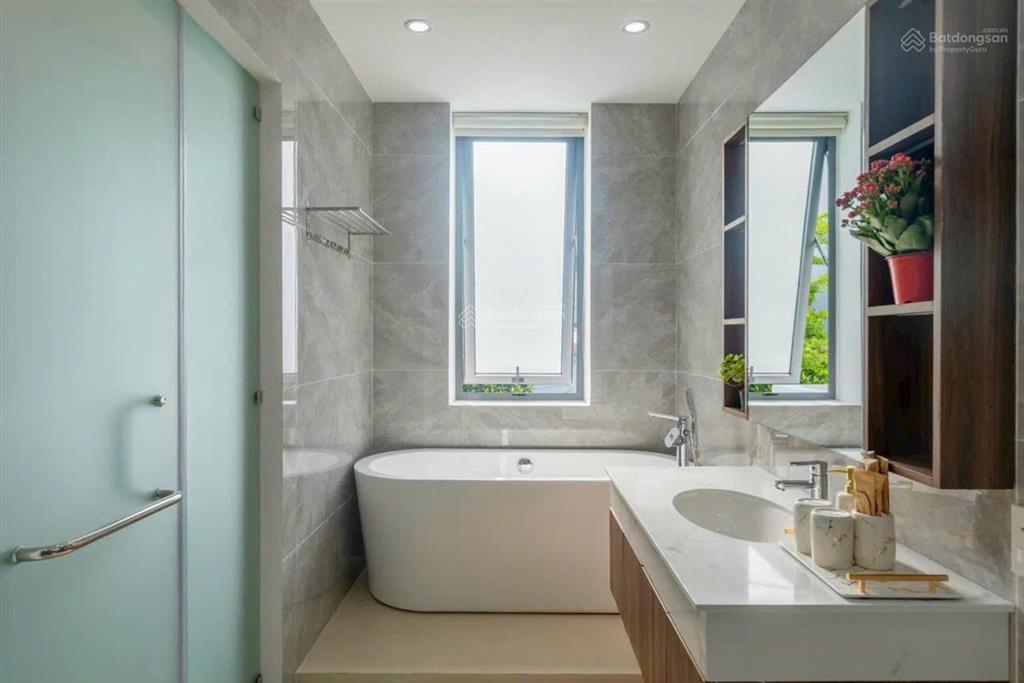 Căn villa góc 2 mặt tiền đường nguyễn sơn & hoá sơn 1. vị trí đẹp cách sông chỉ 100m