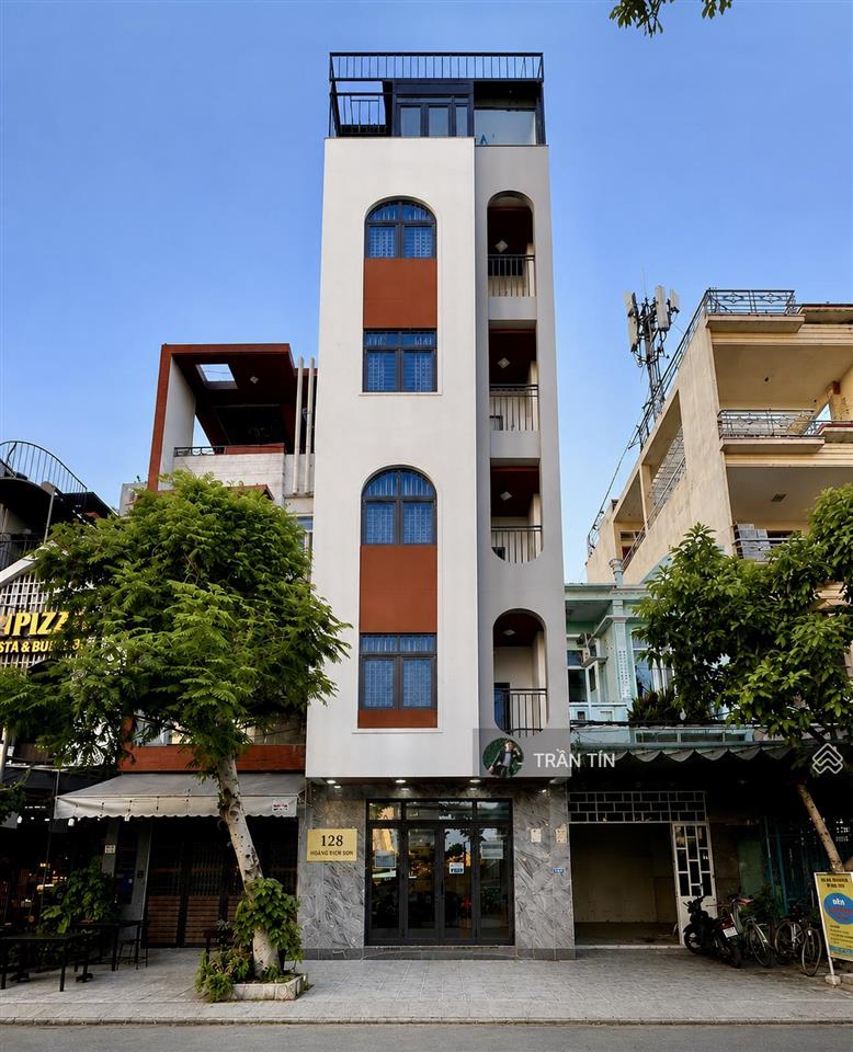 Tòa căn hộ đường hoàng bích sơn. cách bãi tắm phạm văn đồng ~ 300m