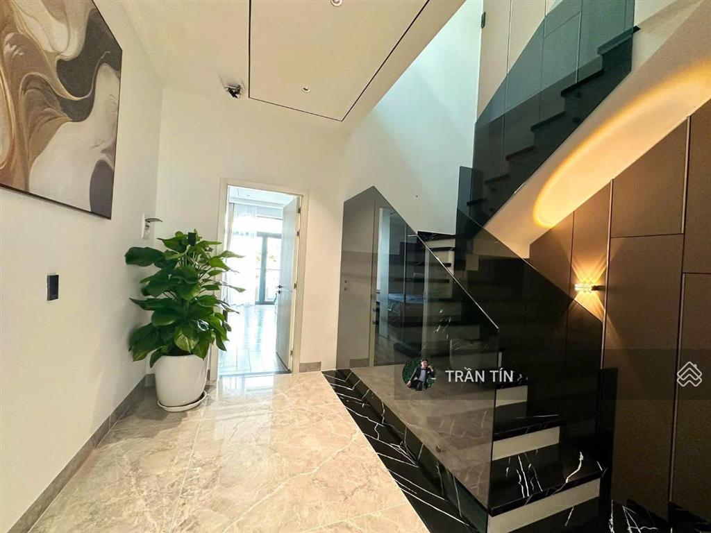 Căn nhà vừa mới xây dựng xong. mặt tiền đường lê đình thám