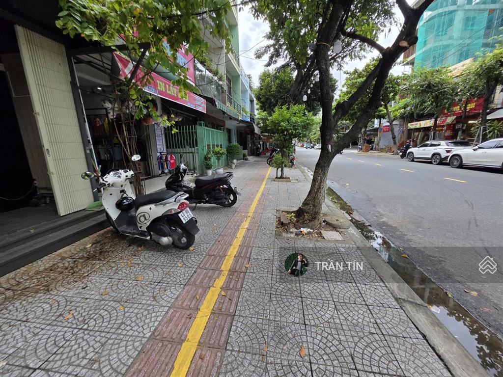 Nhà mặt tiền đường tiểu la. có thang máy