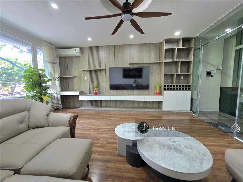 Nhà mặt tiền đường tiểu la. có thang máy
