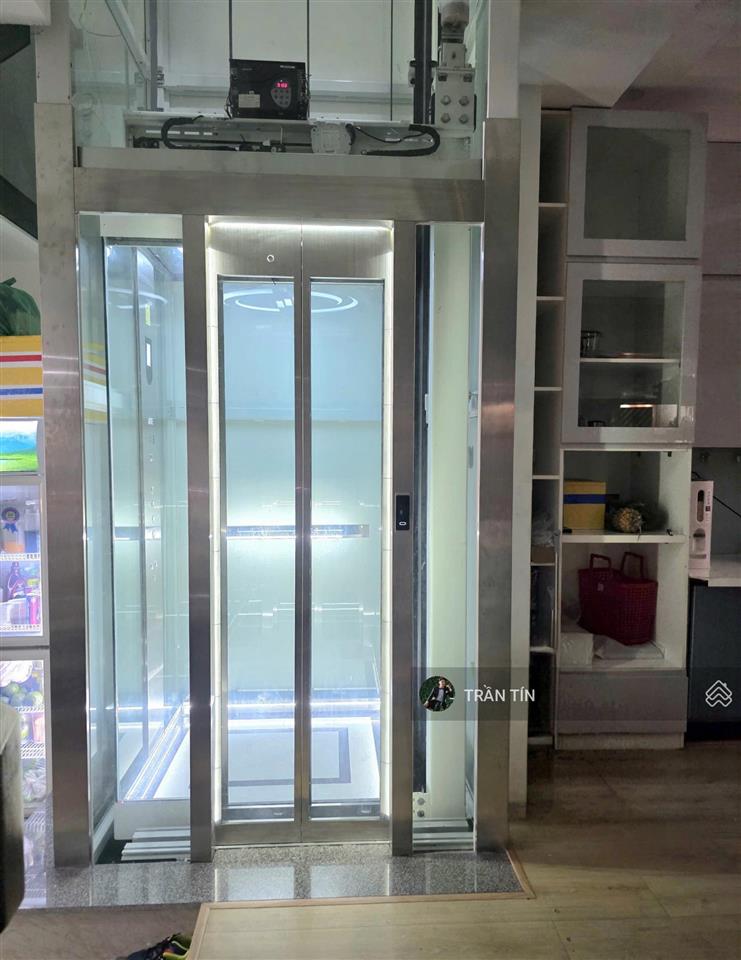 Nhà mặt tiền đường tiểu la. có thang máy