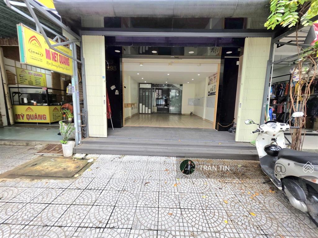 Nhà mặt tiền đường tiểu la. có thang máy