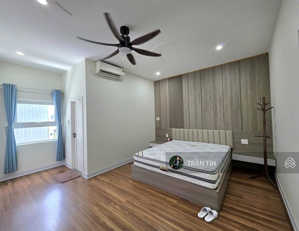 Nhà mặt tiền đường tiểu la. có thang máy