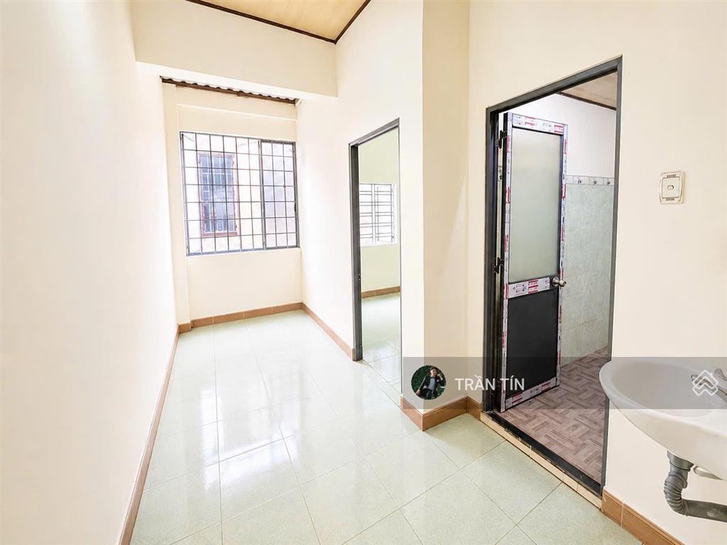 Căn nhà mặt tiền đường nguyễn khánh toàn. song song đường phan đăng lưu. vị trí trung tâm sầm uất.