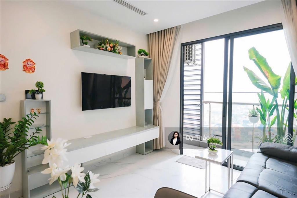 Cho thuê căn góc 2pn 2wc the beverly(be3), view trực diện cv 36ha, kính cong toàn cảnh tại vinhomes