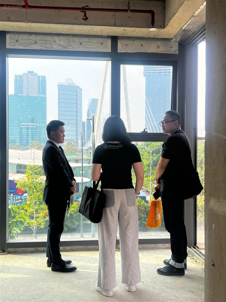 Cần bán căn hộ góc đối diện công viên, sông sài gòn, quận 1 và cầu 3 son