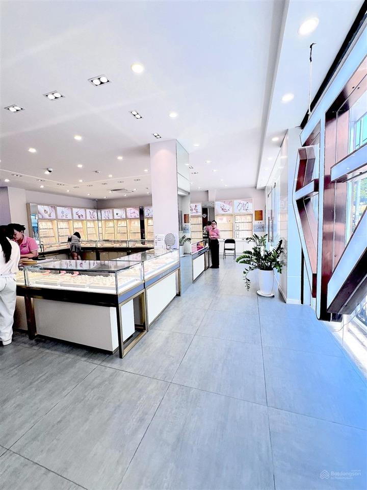 Mặt tiền cmt8 vị trí siêu vip quận 3 82m2 ngân hàng bao vây dòng tiền 80tr/thchỉ 36tỷ tl