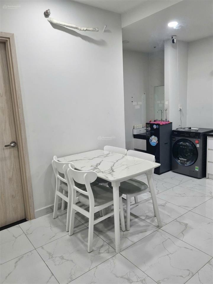 Cho thuê căn hộ 2 phòng ngủ 6tr sẵn 1 vài nội thất cơ bản  charm city