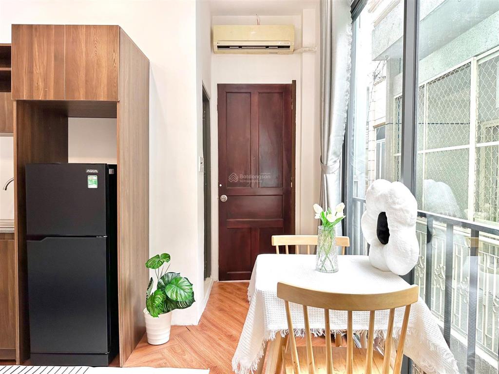 Căn hộ ban công quận 1  gần ngay phố bùi viện, phố nguyễn huệ ,chợ bến thành, metro