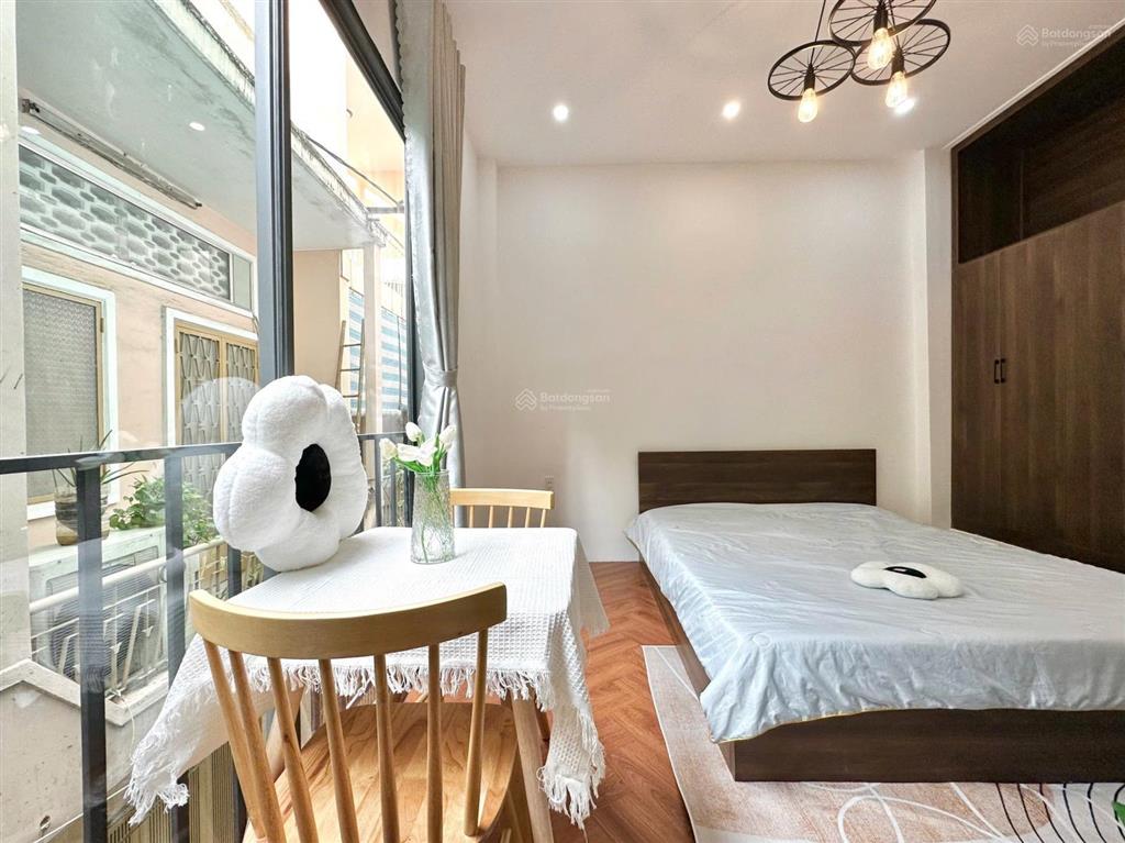 Căn hộ ban công quận 1  gần ngay phố bùi viện, phố nguyễn huệ ,chợ bến thành, metro