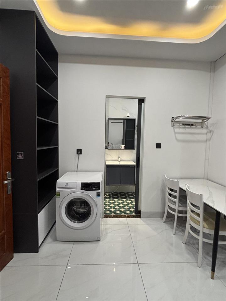 Cho thuê căn hộ ban công quận 5  full nội thất gần nowzone, chợ bến thành, phố bùi viện, quận 1