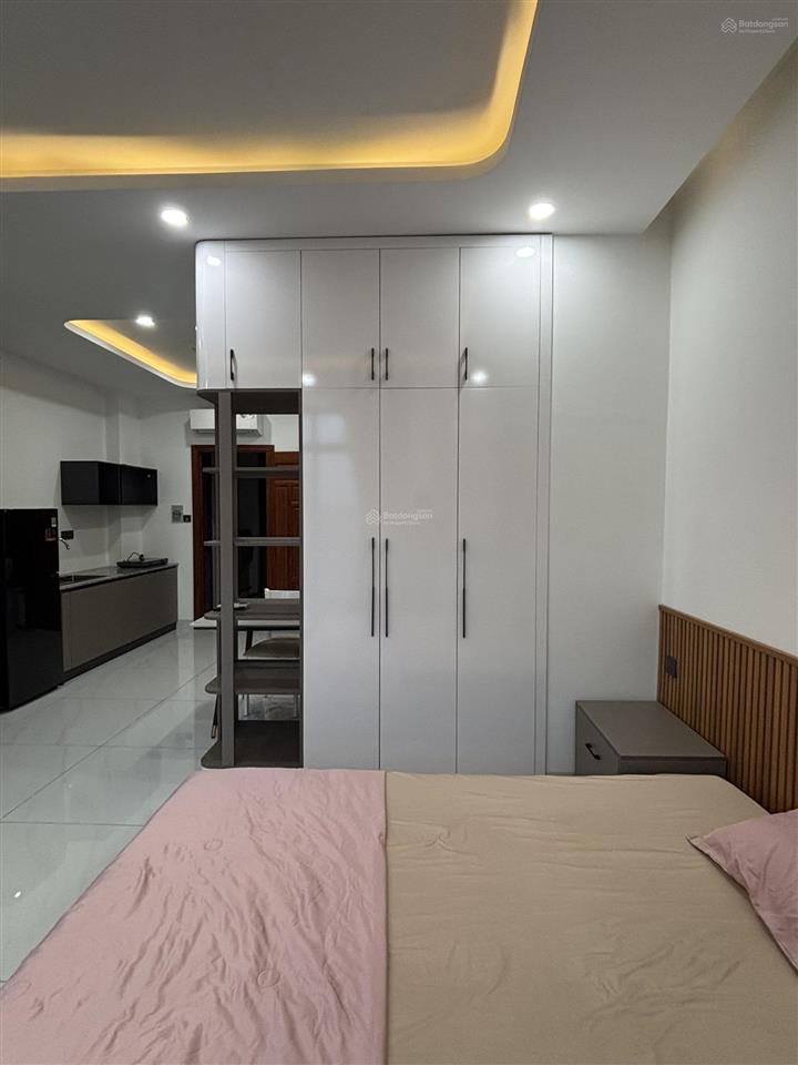 Cho thuê căn hộ ban công quận 5  full nội thất gần nowzone, chợ bến thành, phố bùi viện, quận 1