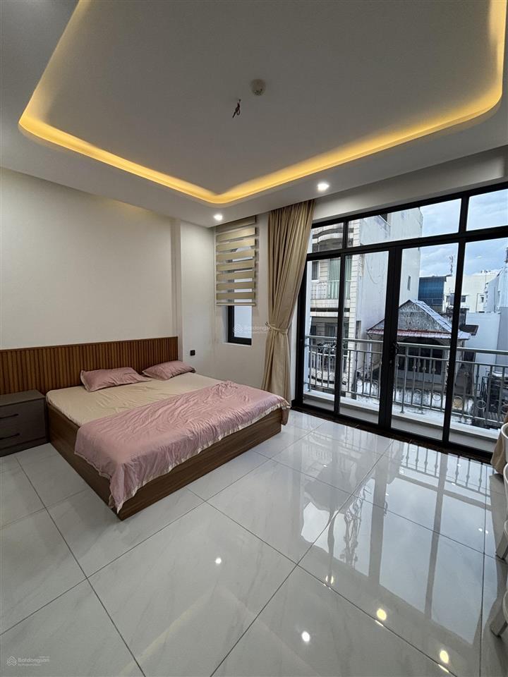 Cho thuê căn hộ ban công quận 5  full nội thất gần nowzone, chợ bến thành, phố bùi viện, quận 1