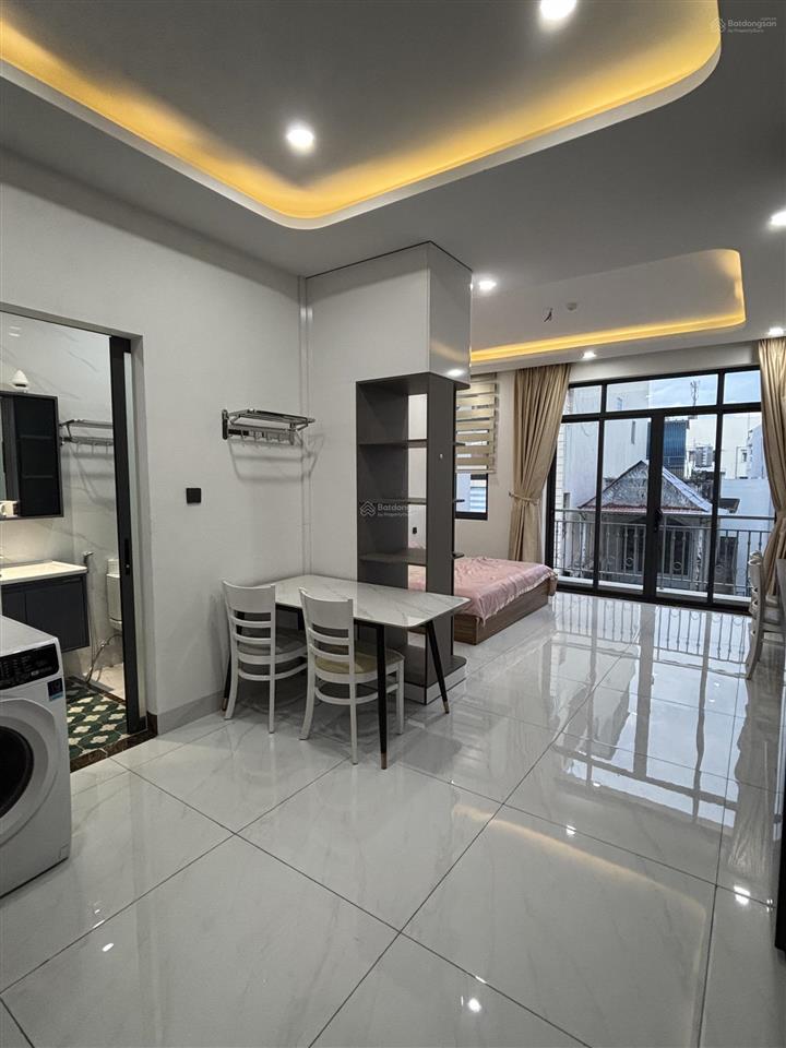 Cho thuê căn hộ ban công quận 5  full nội thất gần nowzone, chợ bến thành, phố bùi viện, quận 1