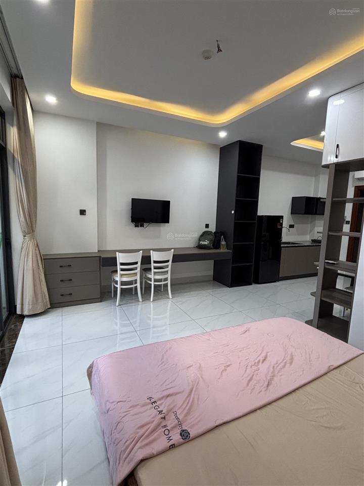 Cho thuê căn hộ ban công quận 5  full nội thất gần nowzone, chợ bến thành, phố bùi viện, quận 1