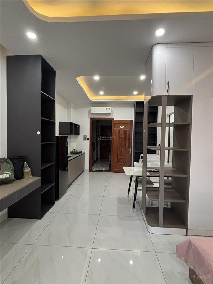 Cho thuê căn hộ ban công quận 5  full nội thất gần nowzone, chợ bến thành, phố bùi viện, quận 1