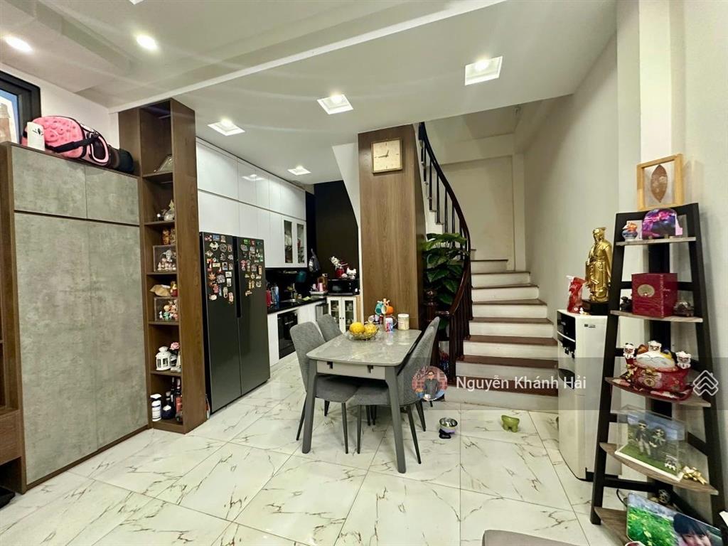Bán gấp nhà võ thị sáu ngõ thông  ô tô đỗ cửa  kinh doanh. dt 40m2 x 5 tầng. 9,5 tỷ.