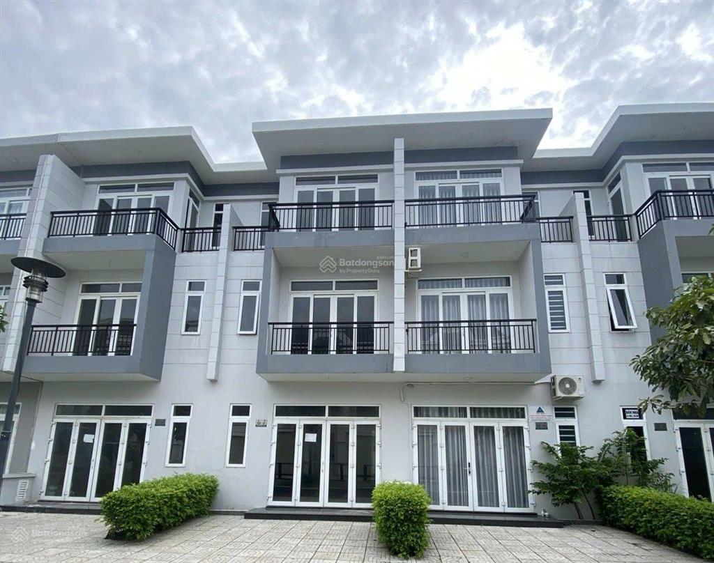 Nhà giá ngộp chỉ 2,3 tỷ bao phí đang cho thuê  view công viên  giáp vin hóc môn, vành đai 3