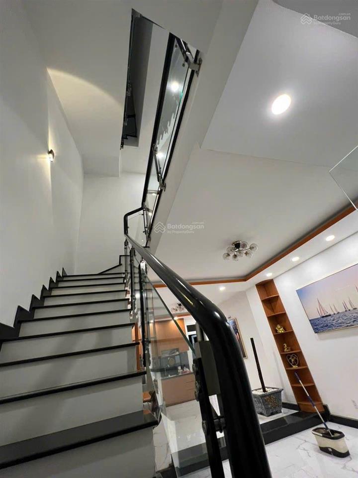 Chính chủ cần bán nhà phố full nội thất + máy lạnh  đông dân cư, sân ô tô  cách vin hóc môn 3km