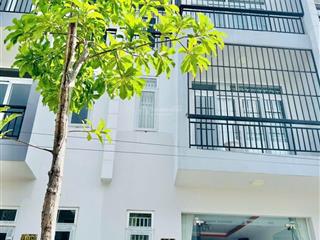 Chính chủ cần bán nhà phố full nội thất + máy lạnh  đông dân cư, sân ô tô  cách vin hóc môn 3km