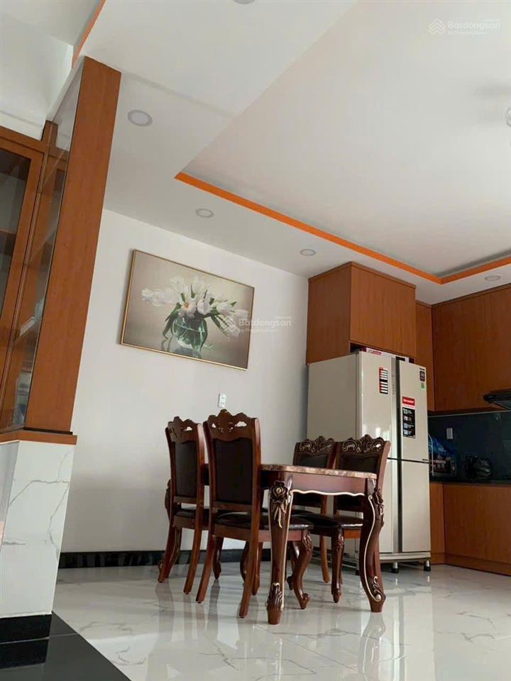 Chính chủ cần bán nhà phố full nội thất + máy lạnh  đông dân cư, sân ô tô  cách vin hóc môn 3km