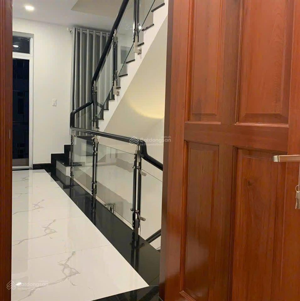 Chính chủ cần bán nhà phố full nội thất + máy lạnh  đông dân cư, sân ô tô  cách vin hóc môn 3km