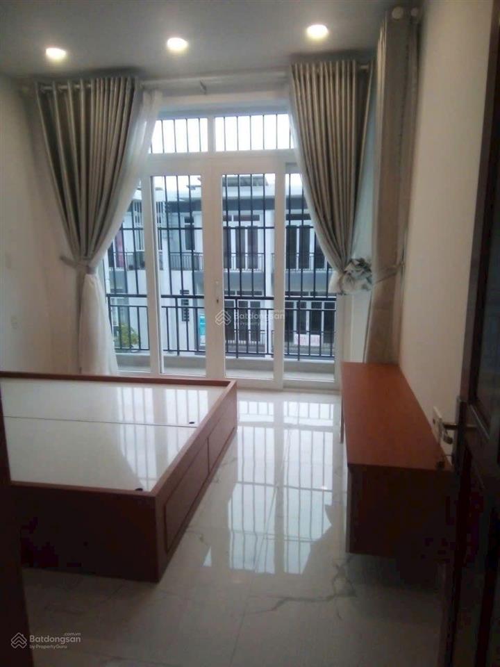 Chính chủ cần bán nhà phố full nội thất + máy lạnh  đông dân cư, sân ô tô  cách vin hóc môn 3km