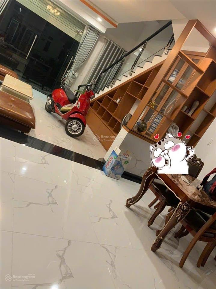 Chính chủ cần bán nhà phố full nội thất + máy lạnh  đông dân cư, sân ô tô  cách vin hóc môn 3km