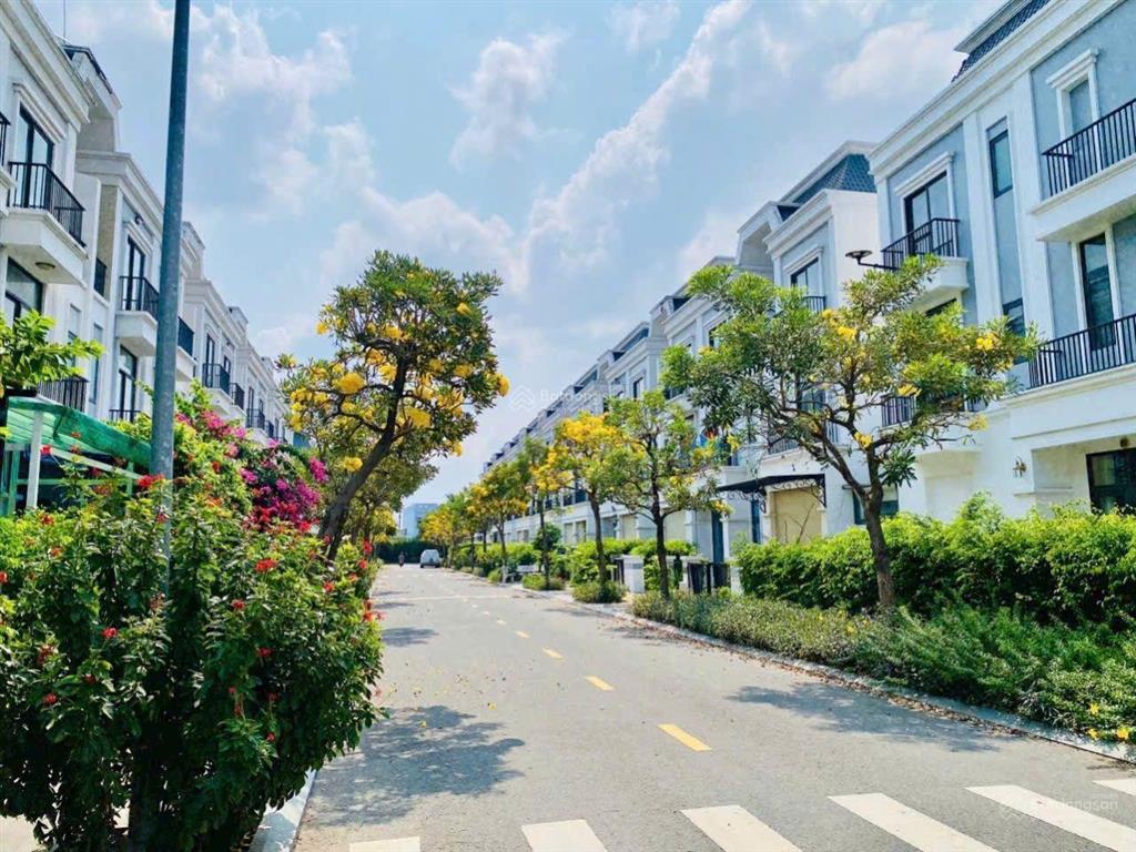 Cho thuê nhà solar city bến lức. nhà mới, nội thất đầy đủ. gần công viên, sông mát mẻ, bảo vệ 24/24