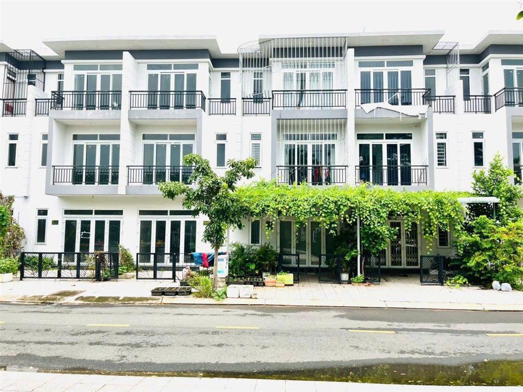 Bán gấp nhà shr, 1 trệt 2 lầu, công chứng nhanh  có hồ bơi, bảo vệ 24/24  cách vin hóc môn 2km