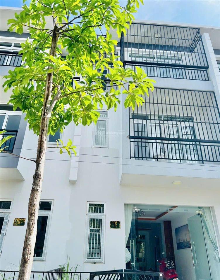 Cắt lỗ nhà shr 1 trệt 2 lầu 85m2  an ninh 24/24, đầy đủ tiện ích  cách vin hóc môn 1,5km
