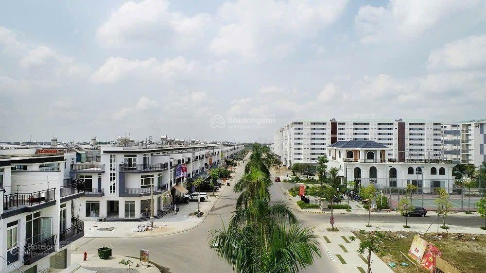 Cắt lỗ nhà shr 1 trệt 2 lầu 85m2  an ninh 24/24, đầy đủ tiện ích  cách vin hóc môn 1,5km