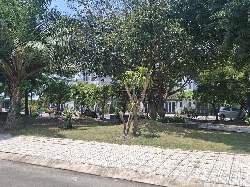 Nhà hoàn thiện đẹp thích hợp ở hoặc cho thuê, hồ bơi, sân thể thao, công viên, qua vin hóc môn 10p