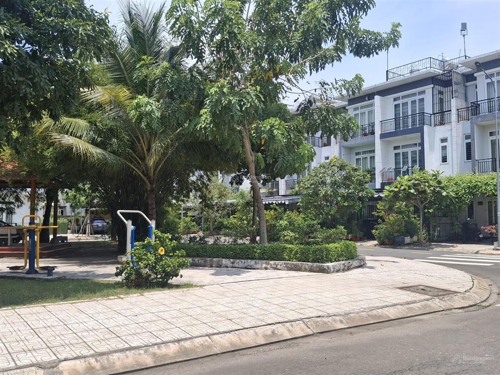 Nhà hoàn thiện đẹp thích hợp ở hoặc cho thuê, hồ bơi, sân thể thao, công viên, qua vin hóc môn 10p