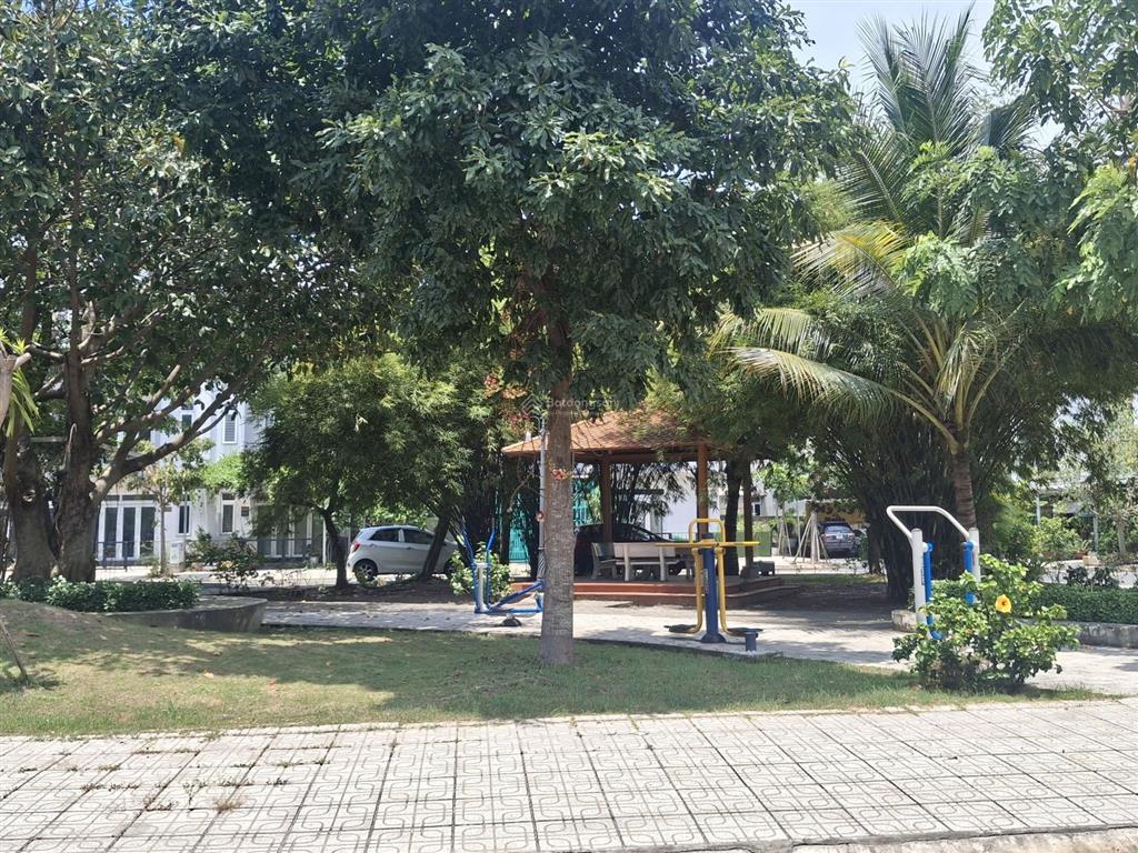 Nhà hoàn thiện đẹp thích hợp ở hoặc cho thuê, hồ bơi, sân thể thao, công viên, qua vin hóc môn 10p