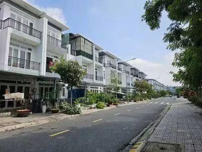 Cắt lỗ 300 triệu nhà phố hoàn thiện đẹp  1 trệt 2 lầu ở hoặc cho thuê  cách vin hóc môn 2km