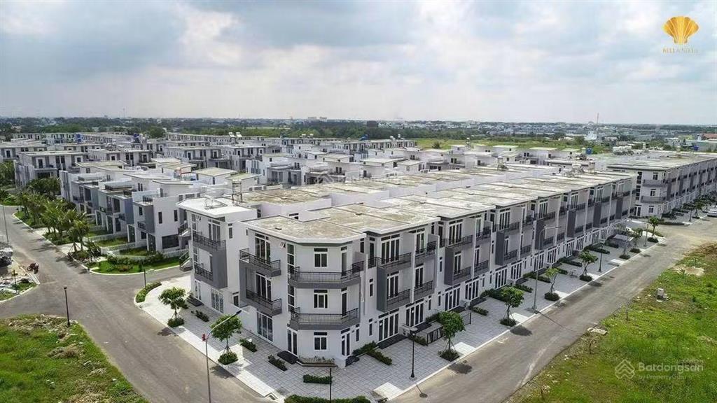 Cắt lỗ 300 triệu nhà phố hoàn thiện đẹp  1 trệt 2 lầu ở hoặc cho thuê  cách vin hóc môn 2km