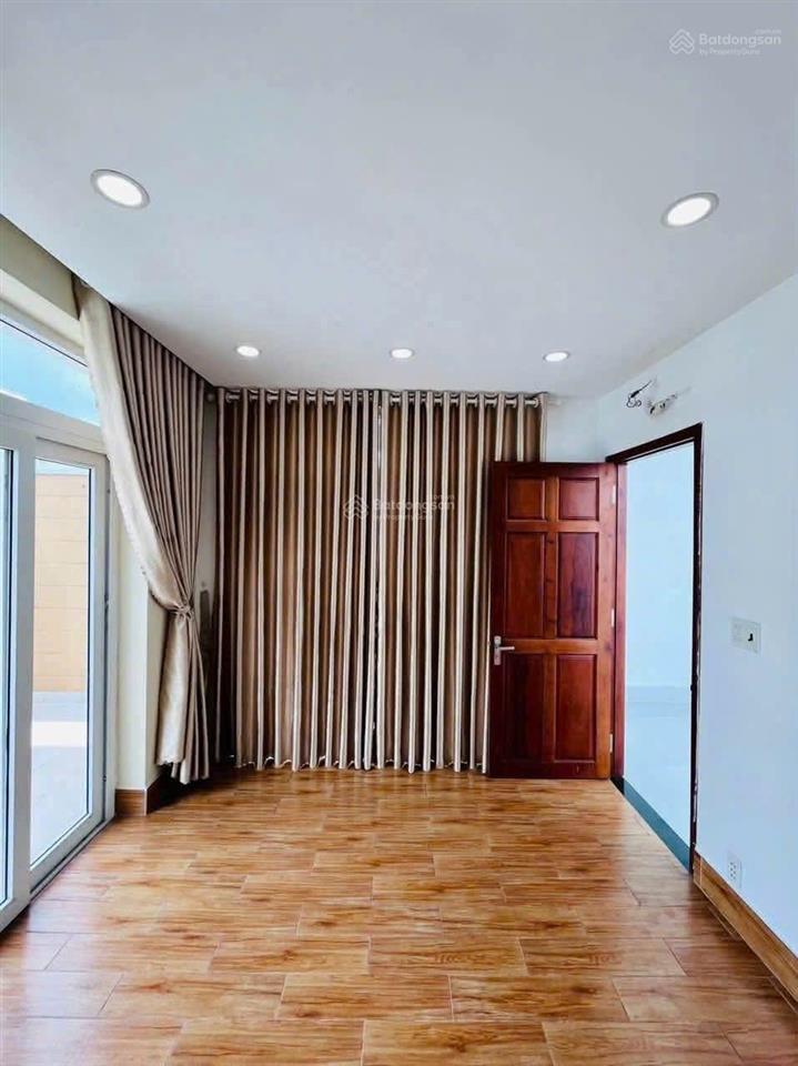 Cắt lỗ 300 triệu nhà phố hoàn thiện đẹp  1 trệt 2 lầu ở hoặc cho thuê  cách vin hóc môn 2km