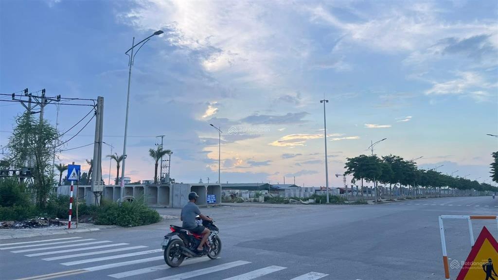 Bán lô đất ba mặt tiền mặt đường lê công thanh, cách cổng học viện ngân hàng 100