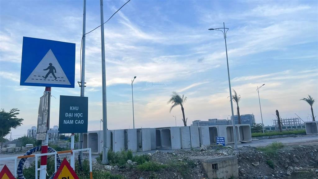 Bán lô đất ba mặt tiền mặt đường lê công thanh, cách cổng học viện ngân hàng 100