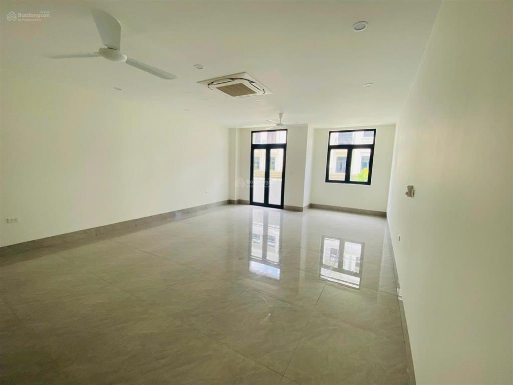 Cần cho thuê tmdv hoàn thiện 5 tầng có thang máy,  em 0398 920 ***
